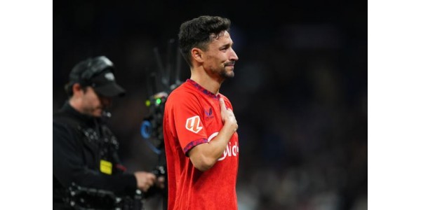 Jesús Navasilla on kunnia saada Real Madridin pelaajien allekirjoittama pelipaita Jesús Navasilla on kunnia saada Real Madridin pelaajien allekirjoittama pelipaita